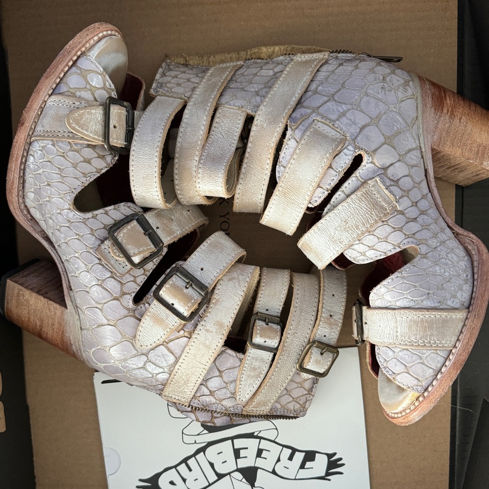 Taupe Croco Freebird Bonds Size 7